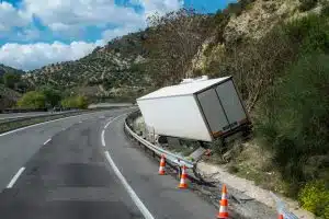 Refrigerated truck that has suffered an accident due to going off the road, leaving it off the road.