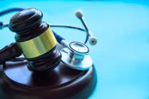 Image depicting a gavel and a stethoscope, symbolizing the intersection of law and medicine.